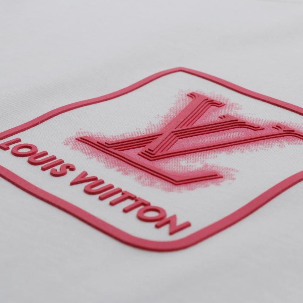 高仿LV*SS24系列1AFR005浮雕標誌短袖白色