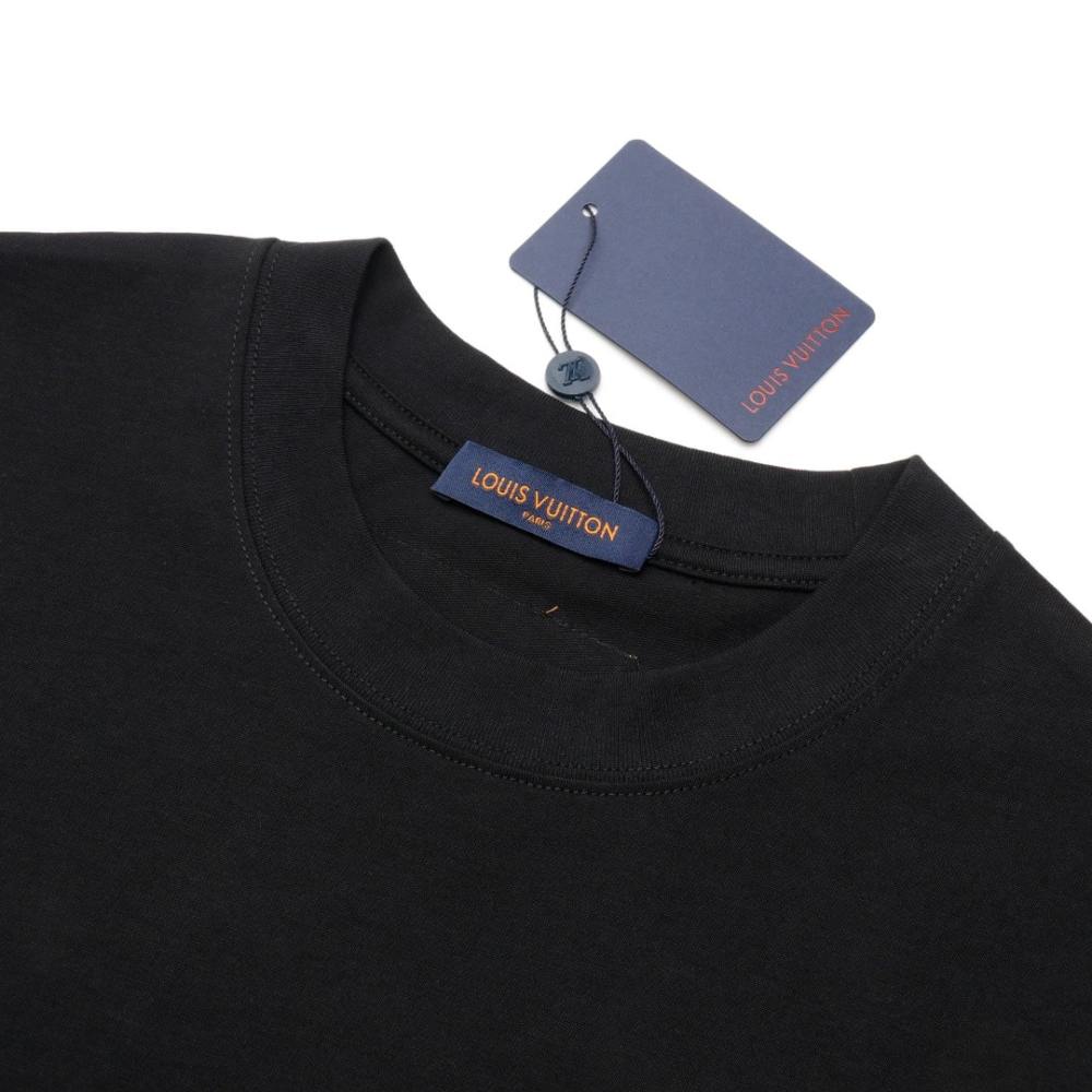 高仿LV*SS24系列1AFR006浮雕標誌短袖黑色