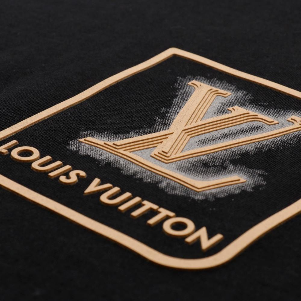 高仿LV*SS24系列1AFR006浮雕標誌短袖黑色