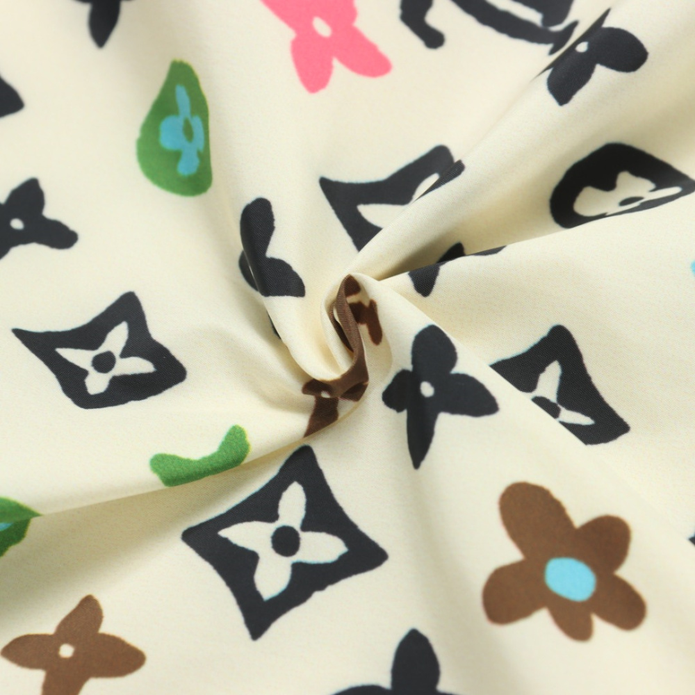 高仿LV*SS24系列1AFRCK聯名款滿印衝鋒衣彩黃色