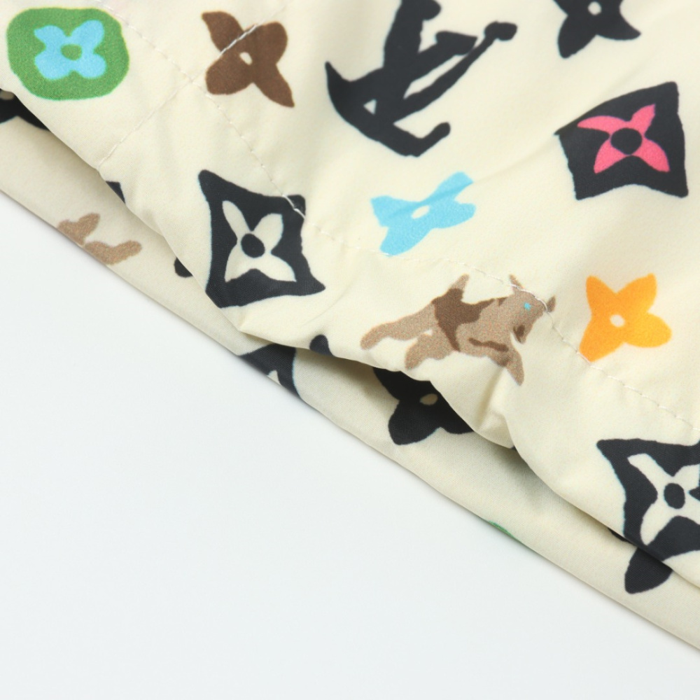 高仿LV*SS24系列1AFRCK聯名款滿印衝鋒衣彩黃色