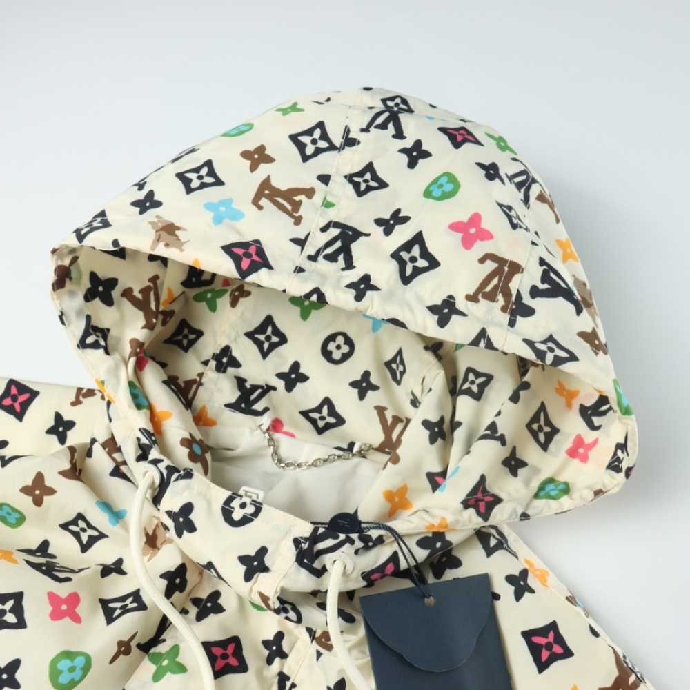 高仿LV*SS24系列1AFRCK聯名款滿印衝鋒衣彩黃色