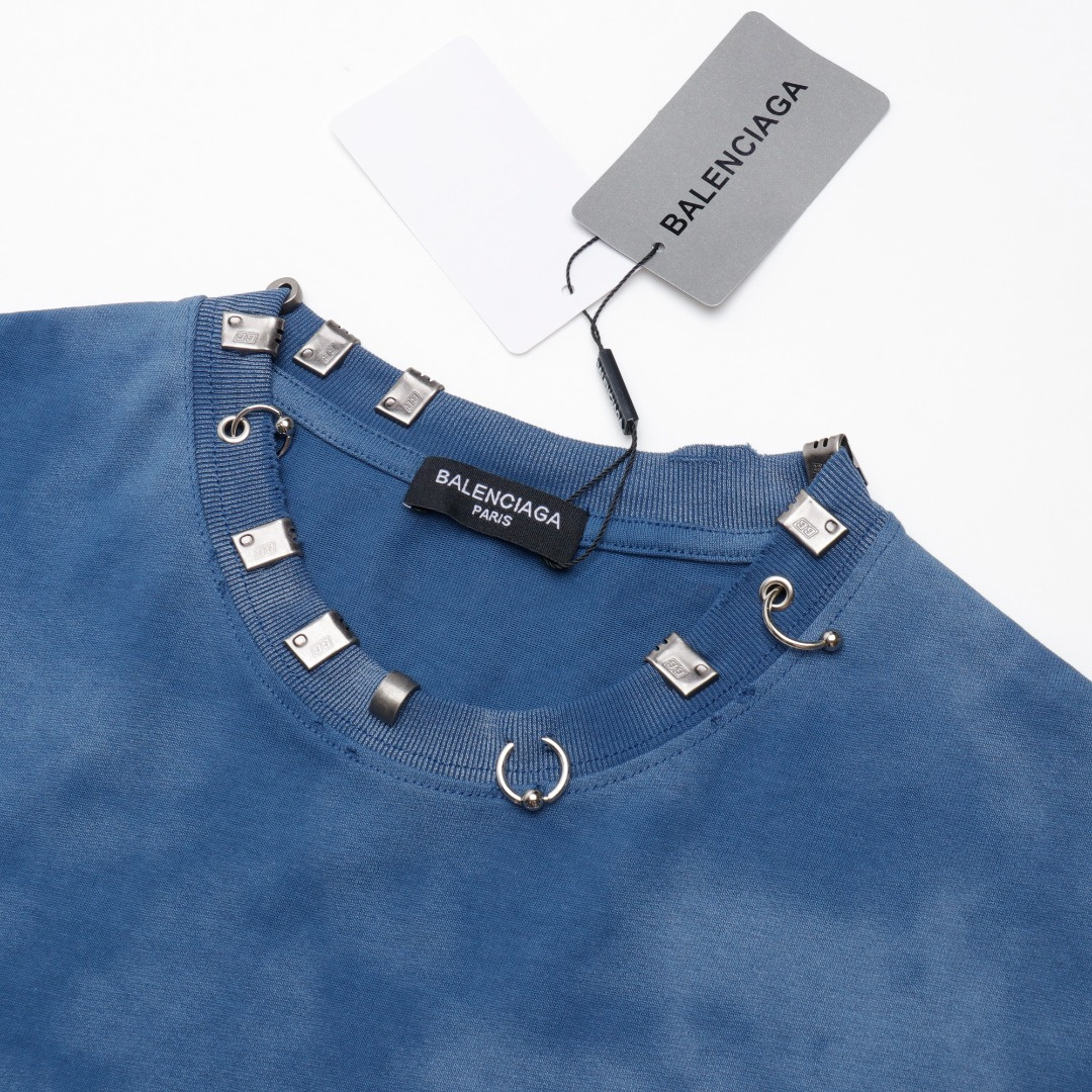 高仿Balenciaga*SS23系列761460鉚釘穿刺短袖藏藍色
