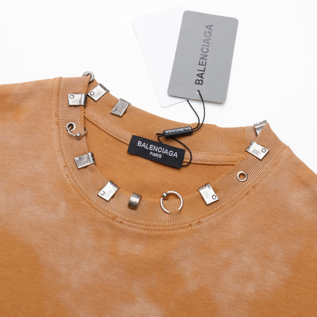高仿Balenciaga*SS23系列761460鉚釘穿刺短袖黃泥色