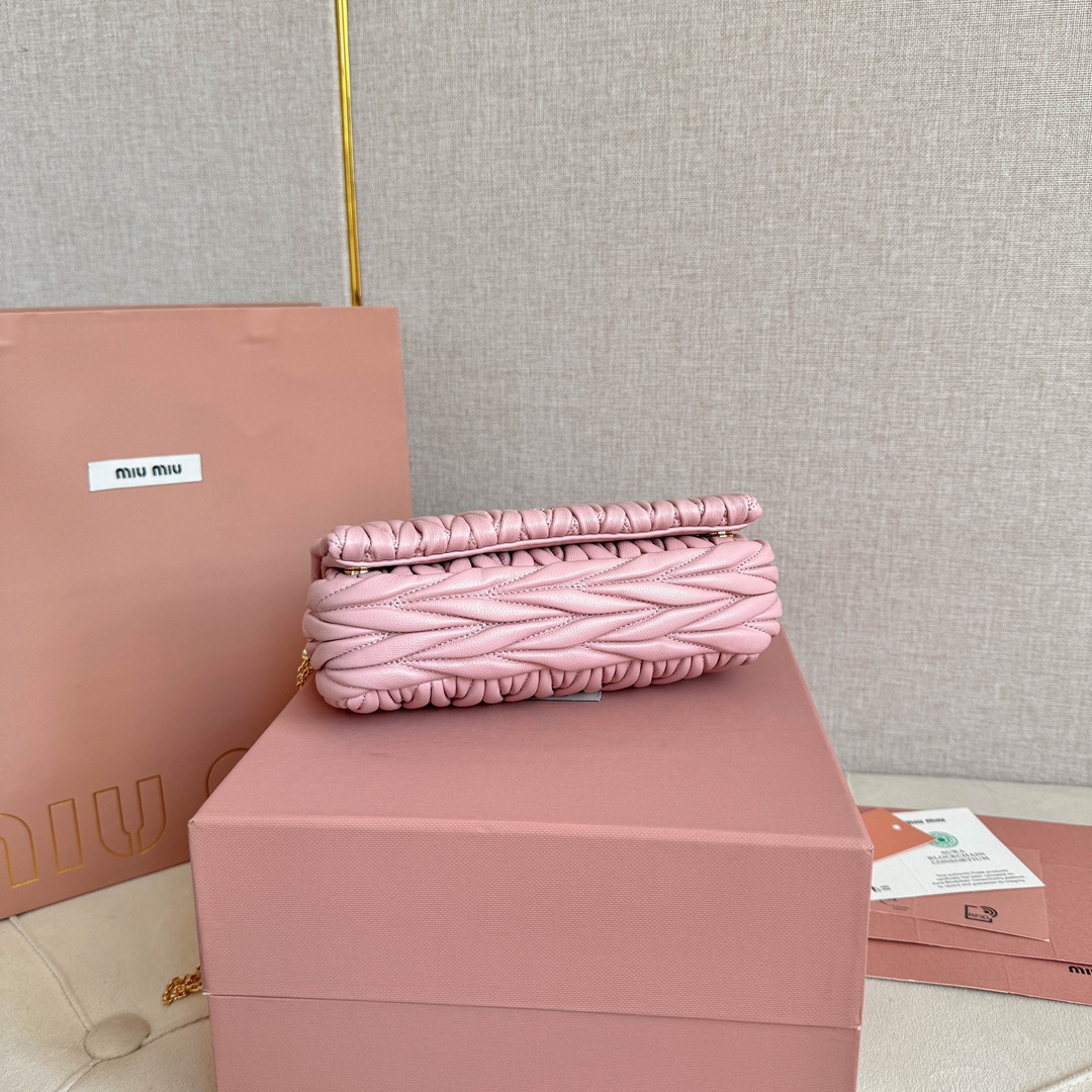 高仿miumiu繆繆*Matelasse系列5BP086單肩包粉色