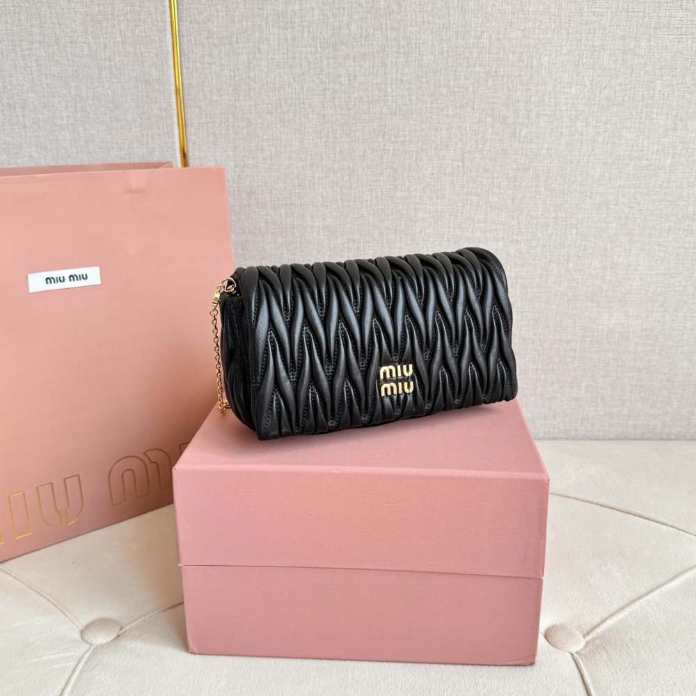 高仿miumiu繆繆*Matelasse系列5BP086單肩包黑色免檢版