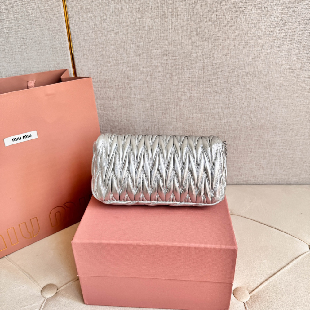 高仿miumiu繆繆*Matelasse系列5BP086單肩包銀色免檢版