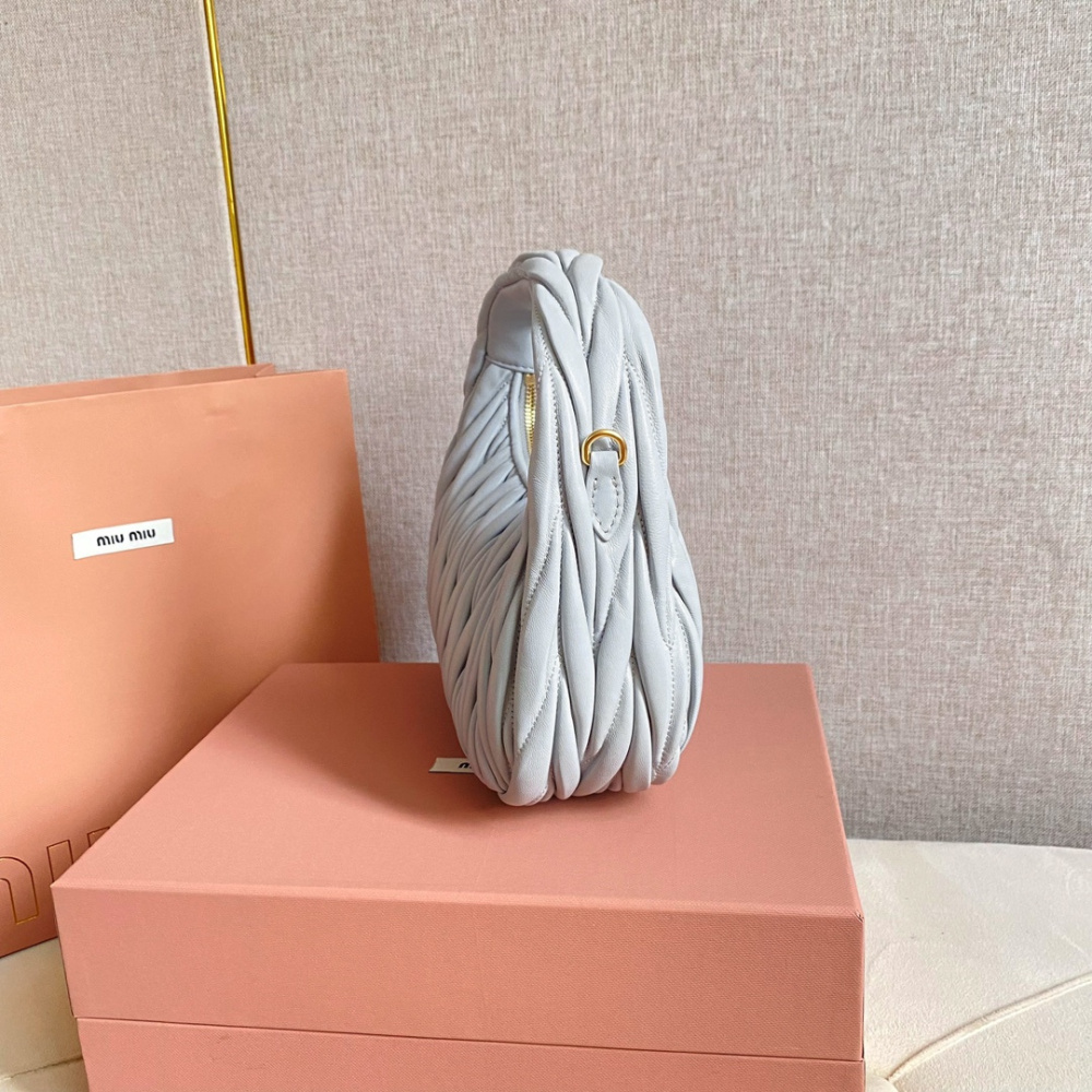 高仿miumiu繆繆*Matelasse系列5BC125手袋矢車菊免檢版