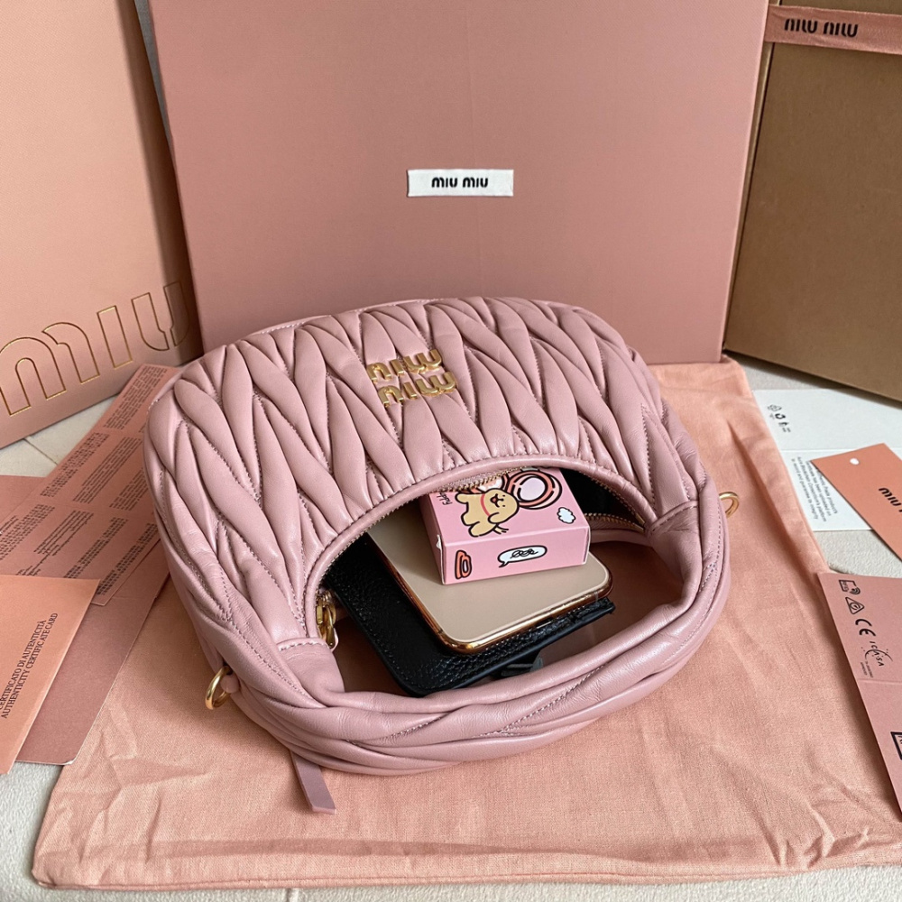 高仿miumiu繆繆*Matelasse系列5BC125手袋淺粉色免檢版