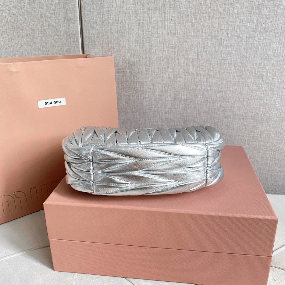 高仿miumiu繆繆*Matelasse系列5BC125手袋銀色免檢版