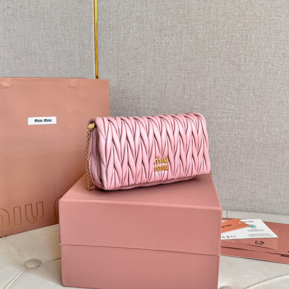 高仿miumiu繆繆*Matelasse系列5BP086單肩包粉色