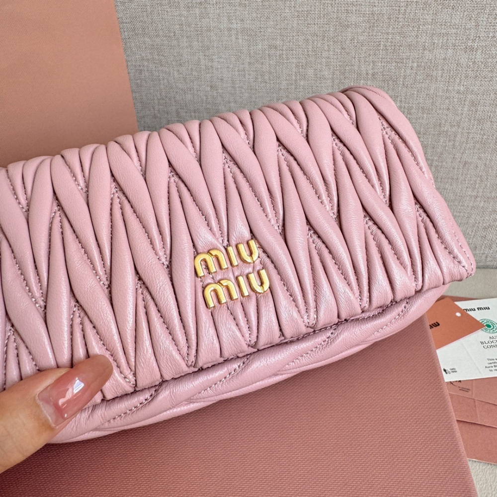 高仿miumiu繆繆*Matelasse系列5BP086單肩包粉色