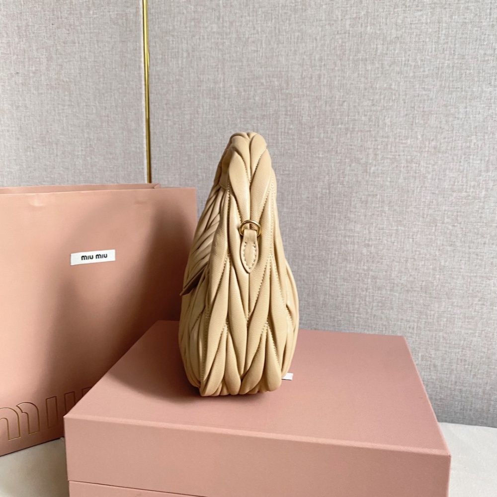 高仿miumiu繆繆*Matelasse系列5BC125手袋沙色免檢版