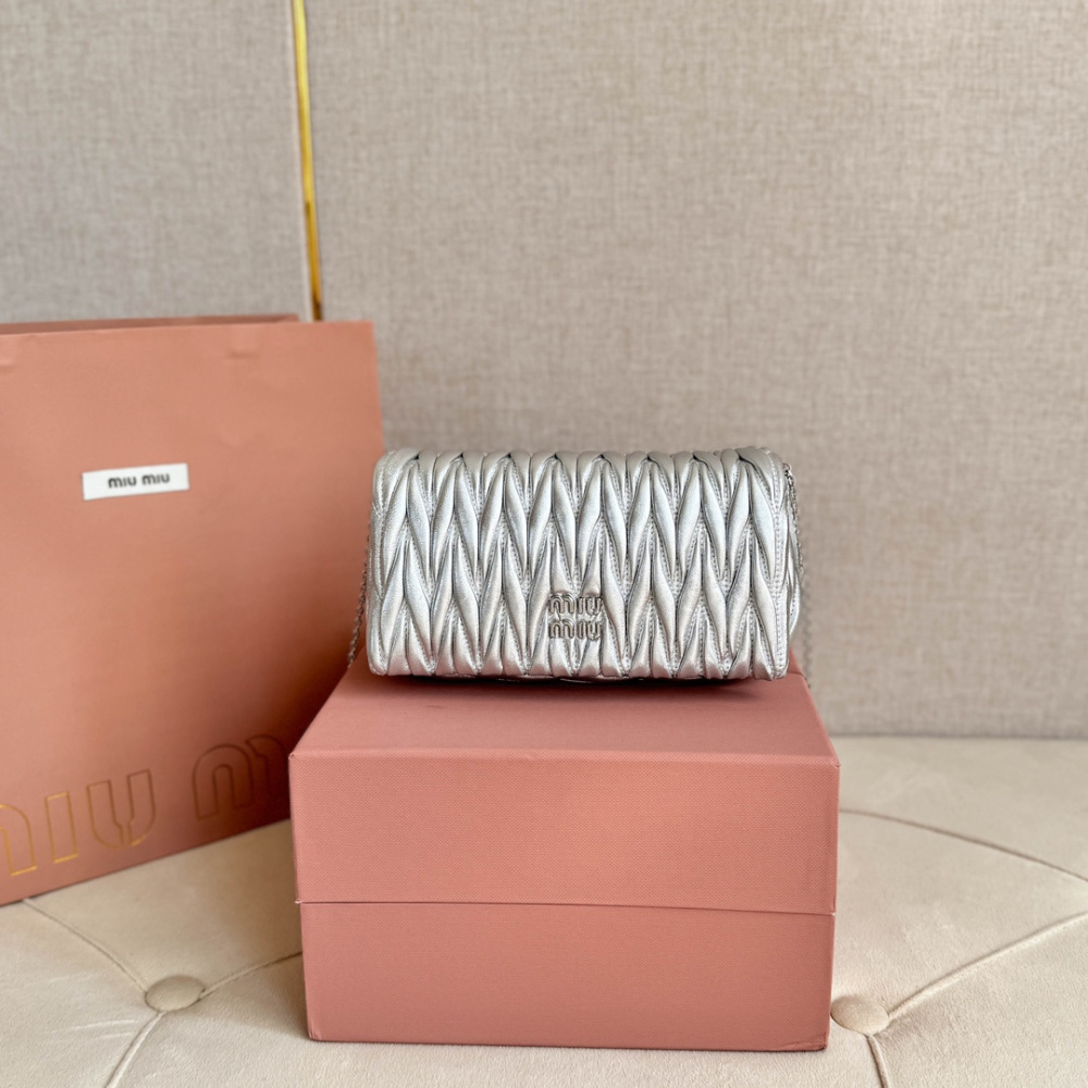 高仿miumiu繆繆*Matelasse系列5BP086單肩包銀色免檢版