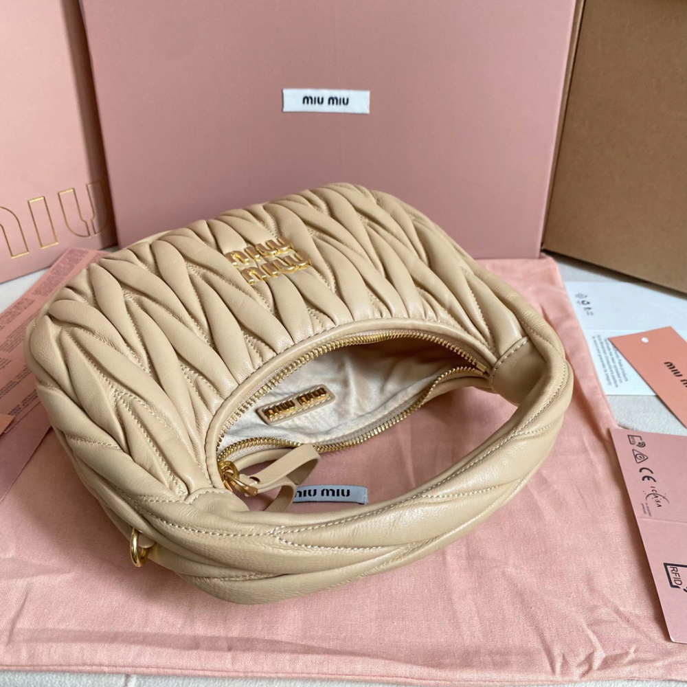 高仿miumiu繆繆*Matelasse系列5BC125手袋沙色免檢版