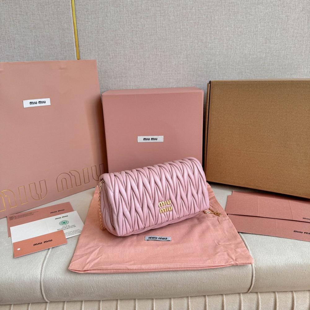 高仿miumiu繆繆*Matelasse系列5BP086單肩包粉色