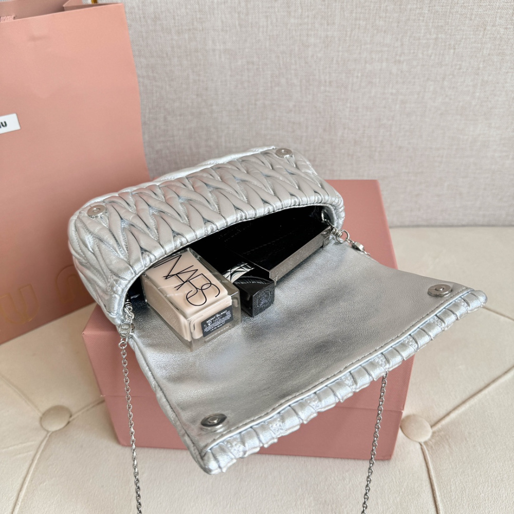 高仿miumiu繆繆*Matelasse系列5BP086單肩包銀色免檢版