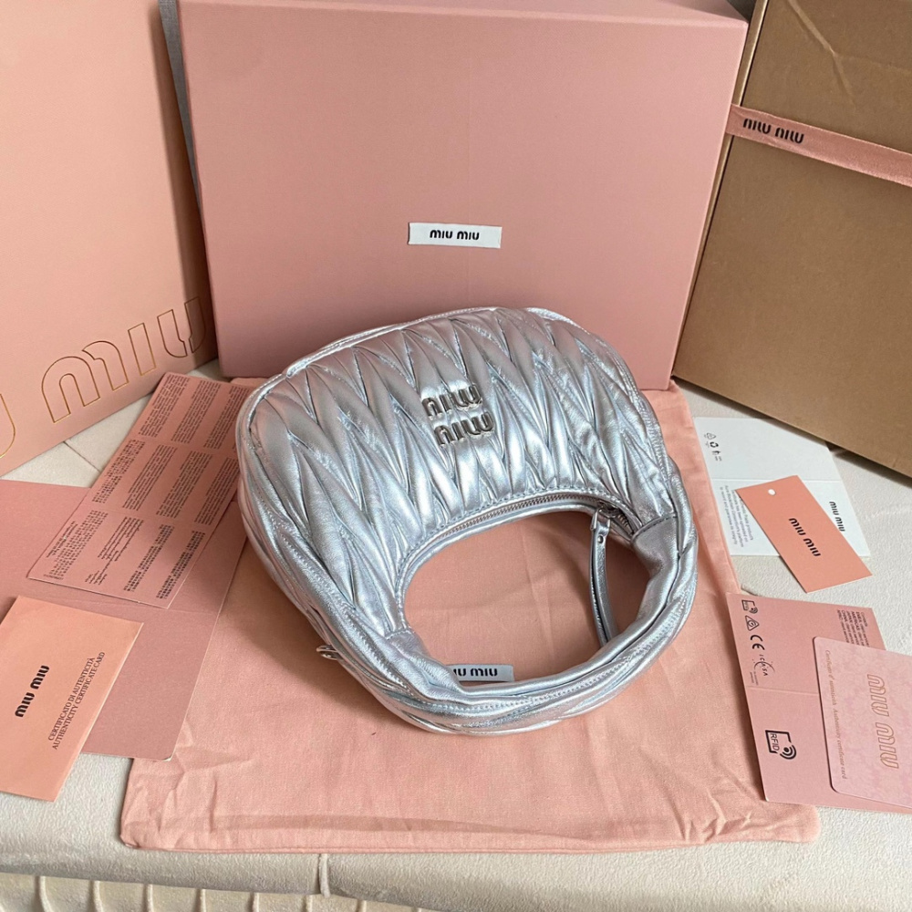 高仿miumiu繆繆*Matelasse系列5BC125手袋銀色免檢版