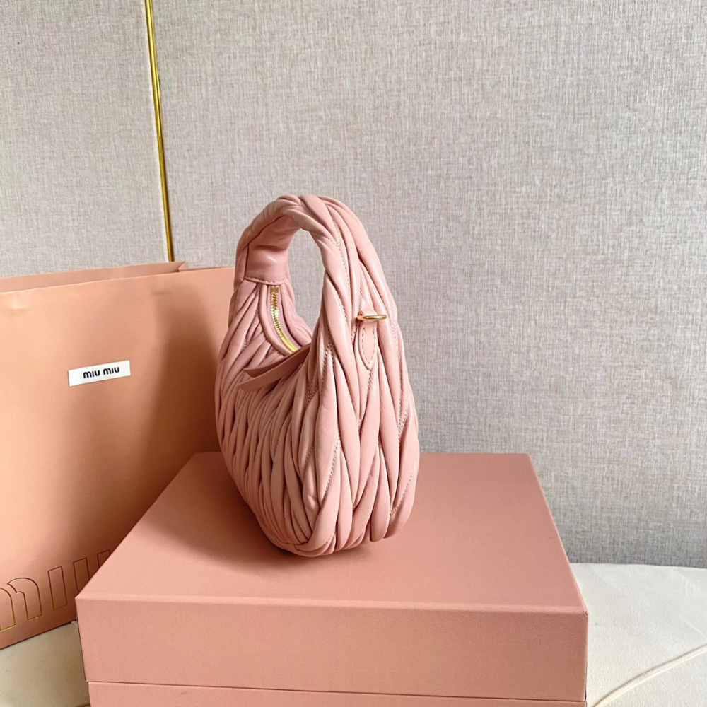 高仿miumiu繆繆*Matelasse系列5BC125手袋淺粉色免檢版