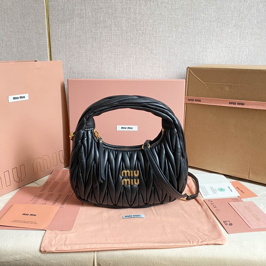 高仿miumiu繆繆*Matelasse系列5BC125手袋黑色免檢版
