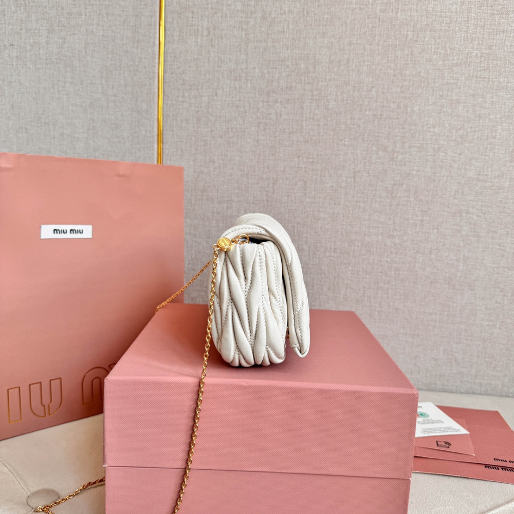 高仿miumiu繆繆*Matelasse系列5BP086單肩包白色免檢版