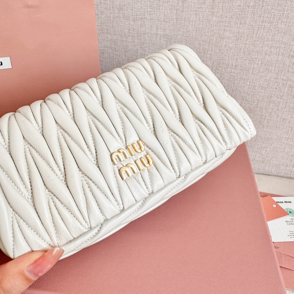 高仿miumiu繆繆*Matelasse系列5BP086單肩包白色免檢版