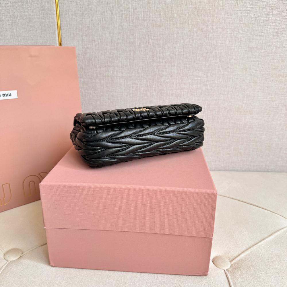 高仿miumiu繆繆*Matelasse系列5BP086單肩包黑色免檢版