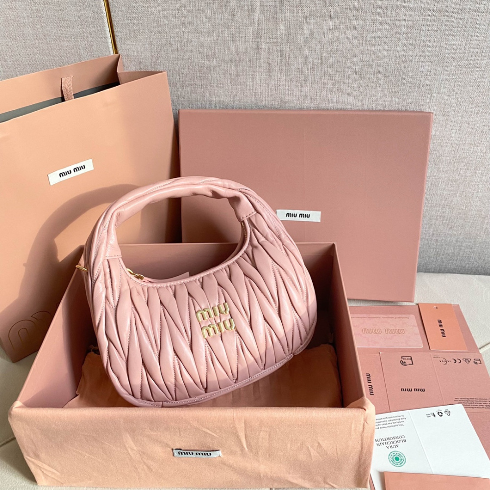 高仿miumiu繆繆*Matelasse系列5BC125手袋淺粉色免檢版