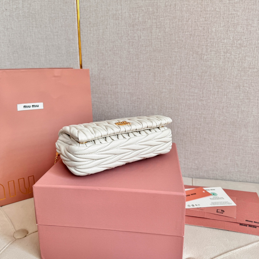 高仿miumiu繆繆*Matelasse系列5BP086單肩包白色免檢版