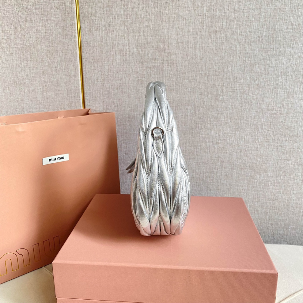 高仿miumiu繆繆*Matelasse系列5BC125手袋銀色免檢版