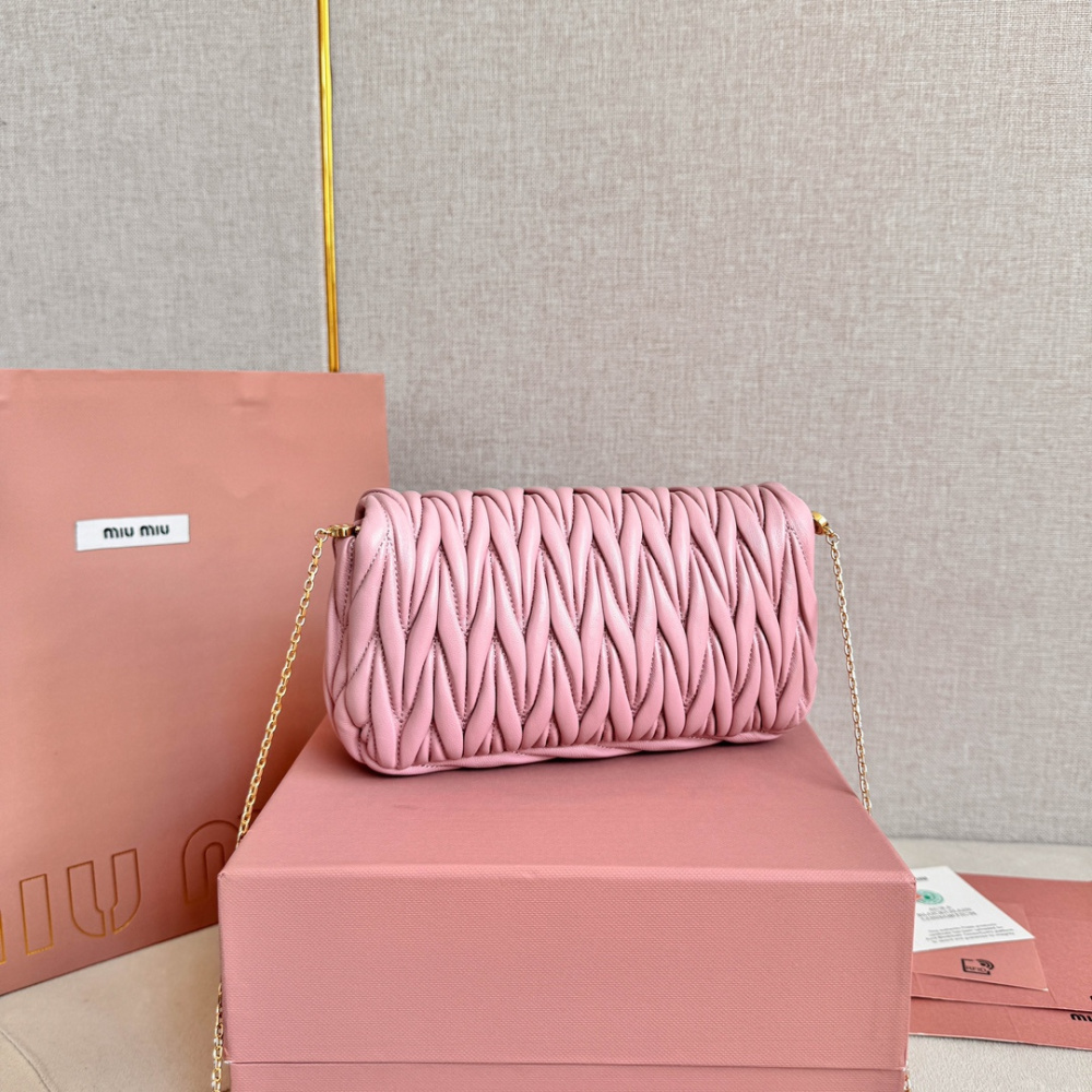 高仿miumiu繆繆*Matelasse系列5BP086單肩包粉色