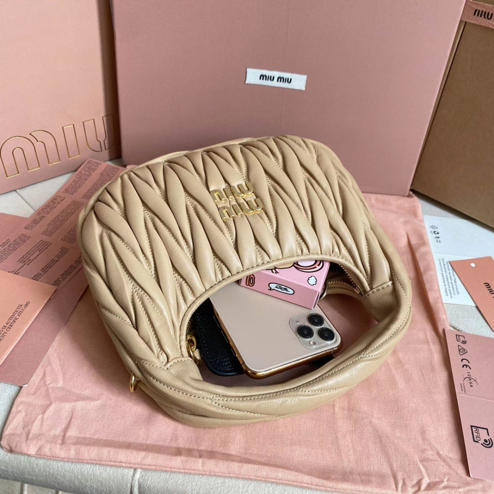 高仿miumiu繆繆*Matelasse系列5BC125手袋沙色免檢版