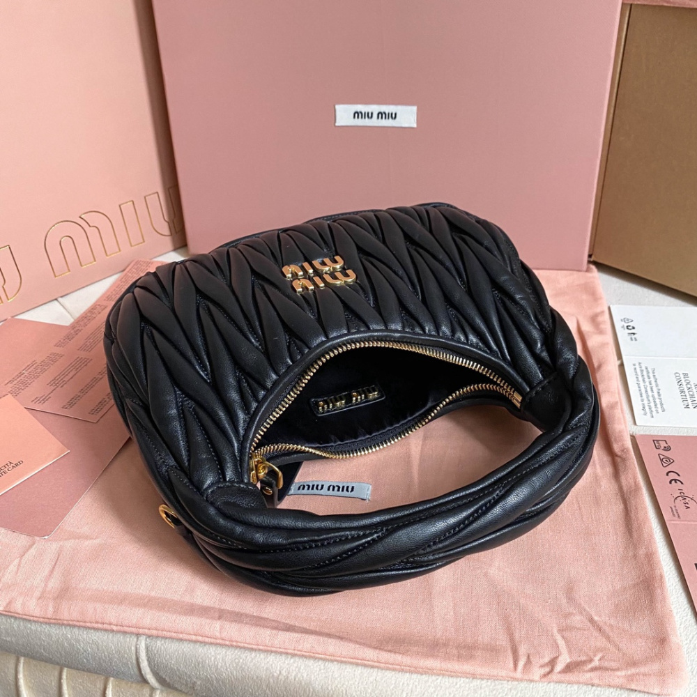 高仿miumiu繆繆*Matelasse系列5BC125手袋黑色免檢版