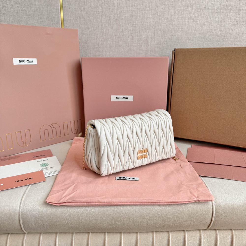 高仿miumiu繆繆*Matelasse系列5BP086單肩包白色免檢版