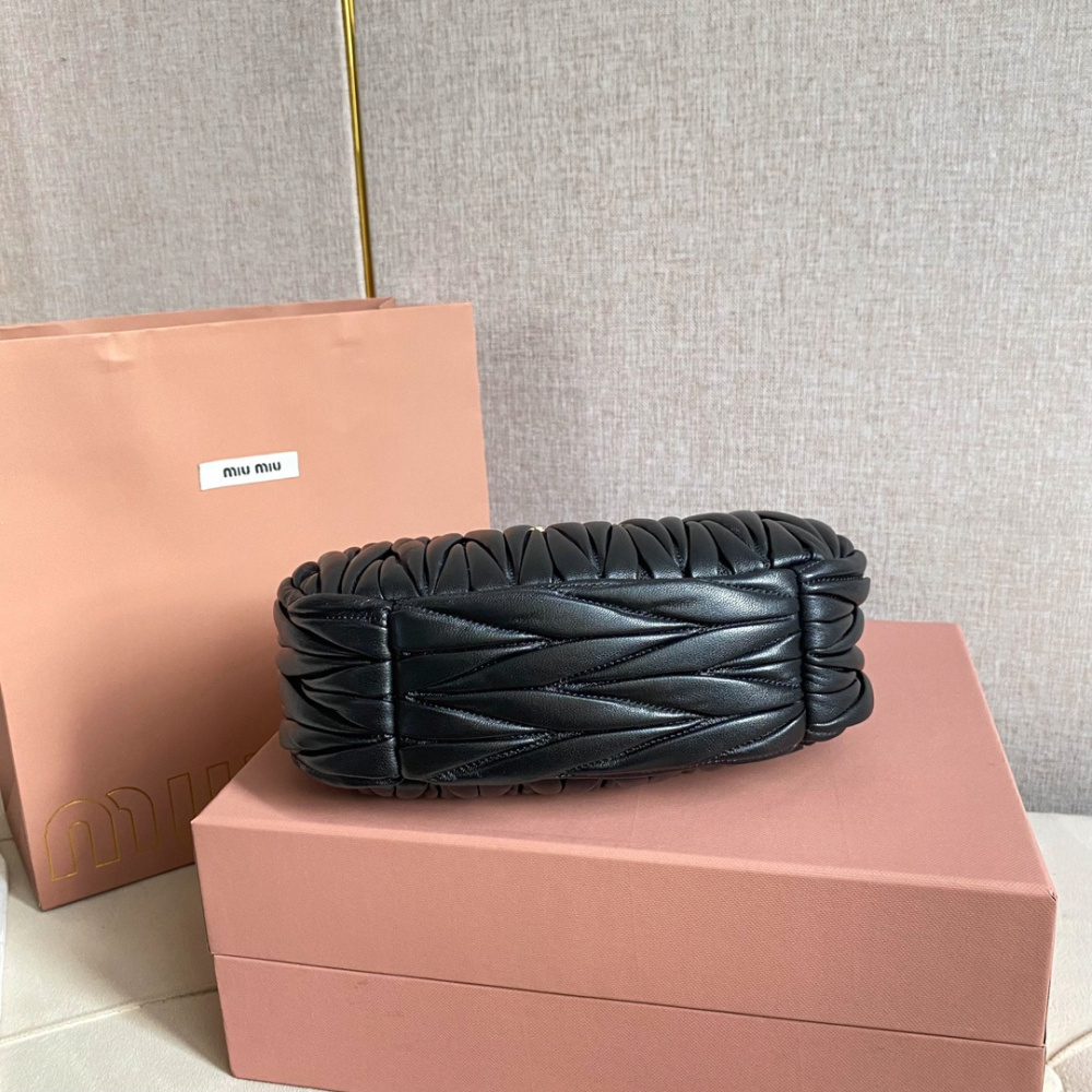 高仿miumiu繆繆*Matelasse系列5BC125手袋黑色免檢版