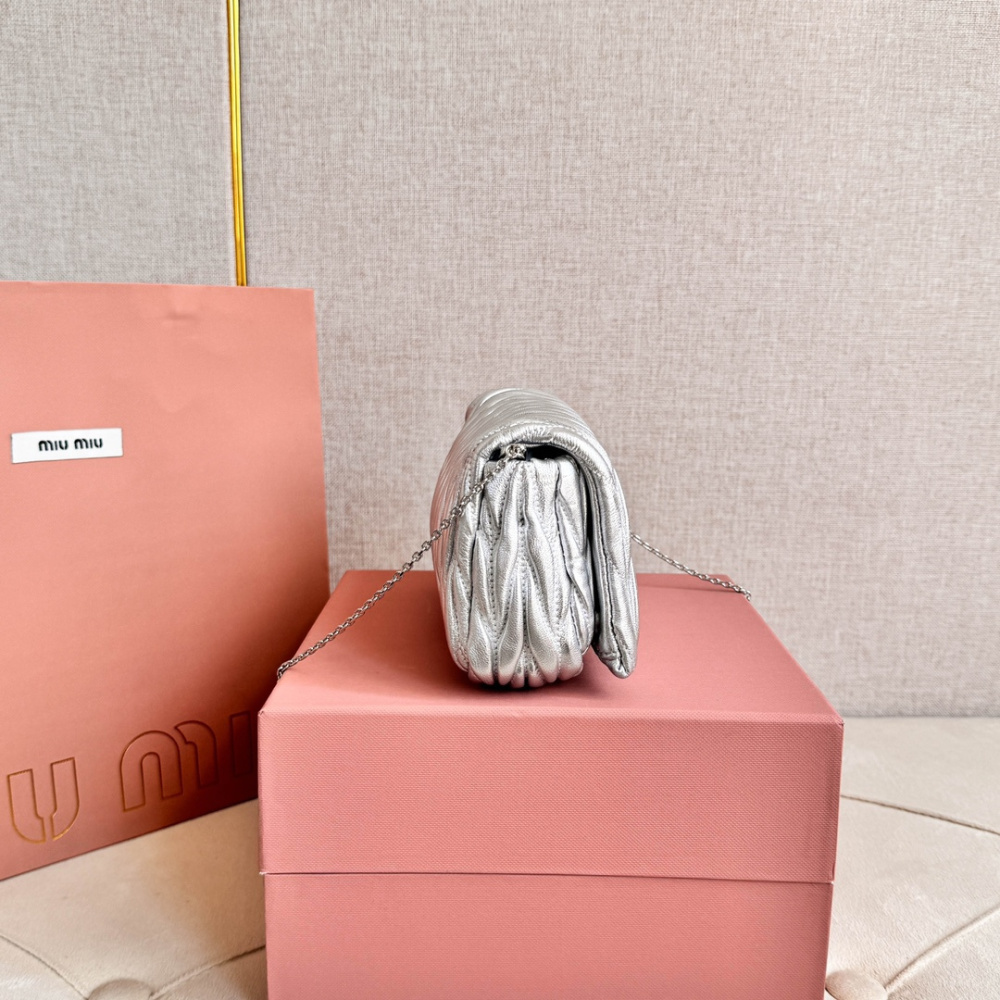 高仿miumiu繆繆*Matelasse系列5BP086單肩包銀色免檢版