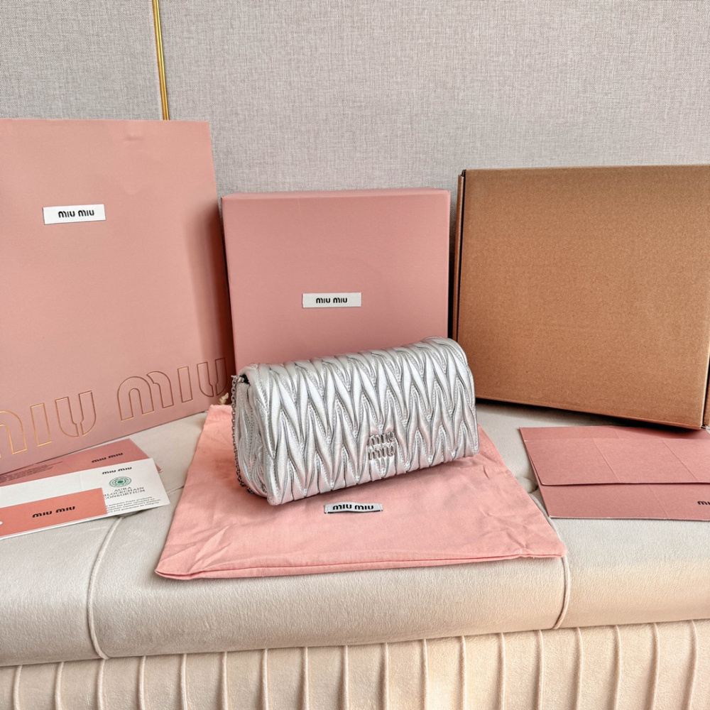 高仿miumiu繆繆*Matelasse系列5BP086單肩包銀色免檢版