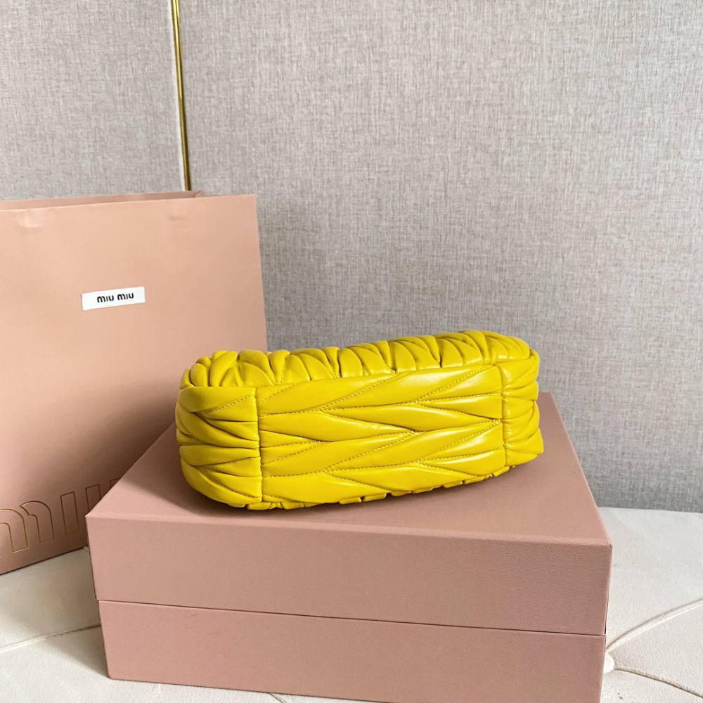 高仿miumiu繆繆*Matelasse系列5BC125手袋黃色免檢版