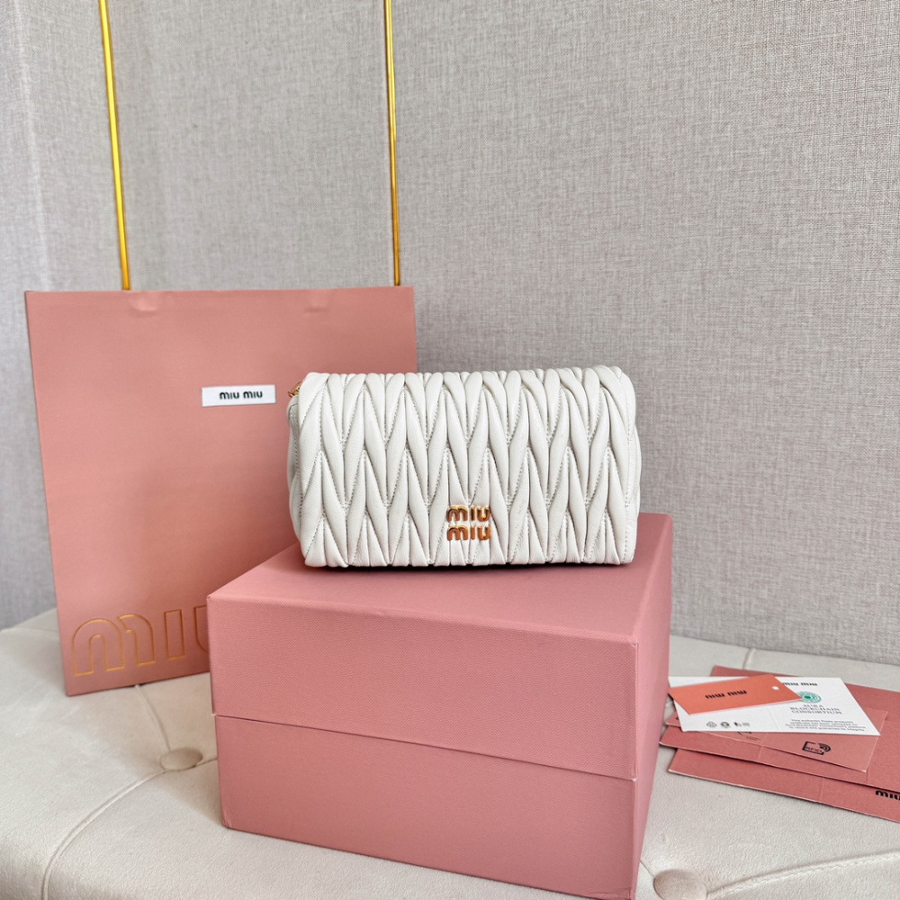 高仿miumiu繆繆*Matelasse系列5BP086單肩包白色免檢版