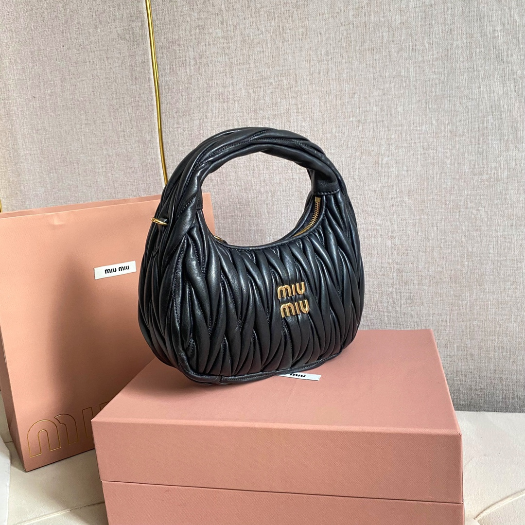 高仿miumiu繆繆*Matelasse系列5BC125手袋黑色免檢版