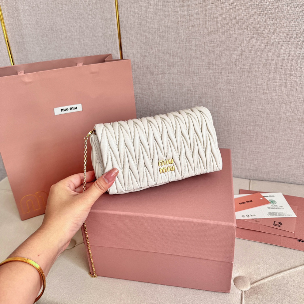 高仿miumiu繆繆*Matelasse系列5BP086單肩包白色免檢版