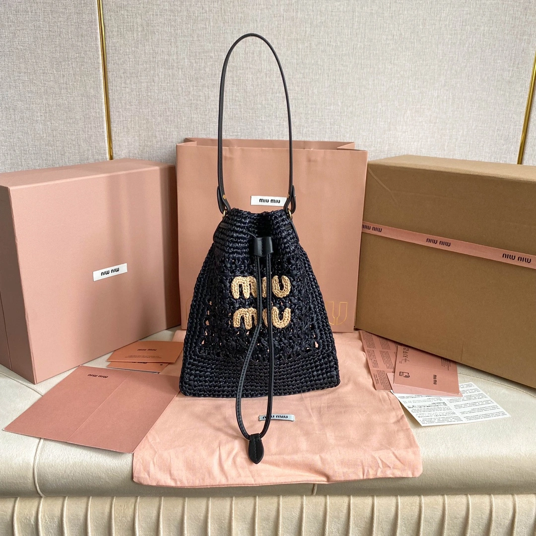 MiuMiu 5ND016 拉菲草編織包：纖維紋理與密度