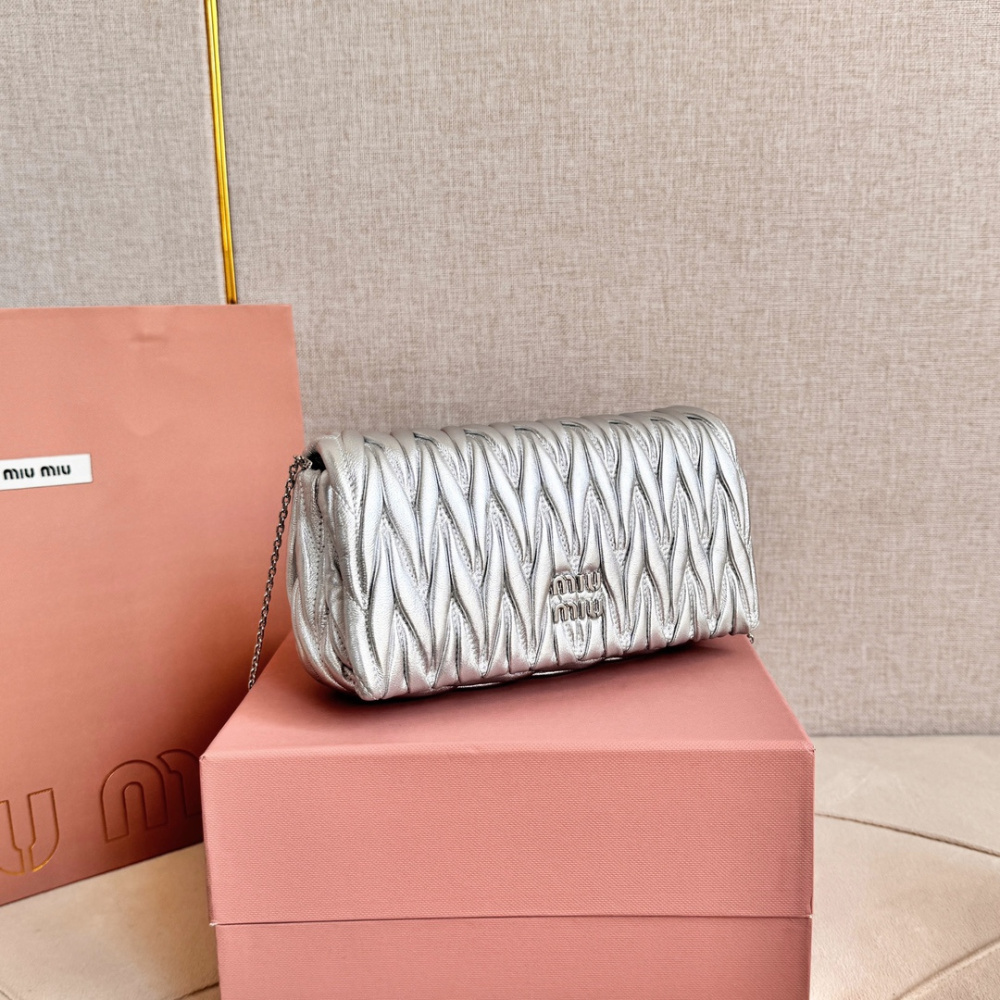 高仿miumiu繆繆*Matelasse系列5BP086單肩包銀色免檢版