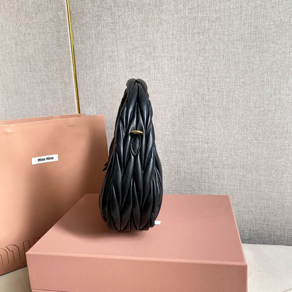 高仿miumiu繆繆*Matelasse系列5BC125手袋黑色免檢版