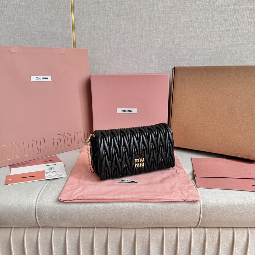 高仿miumiu繆繆*Matelasse系列5BP086單肩包黑色免檢版