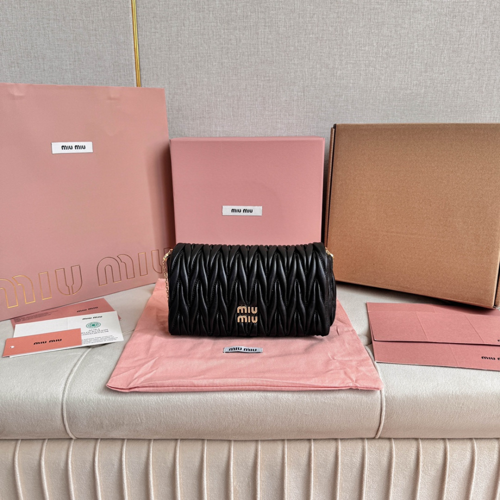 高仿miumiu繆繆*Matelasse系列5BP086單肩包黑色免檢版