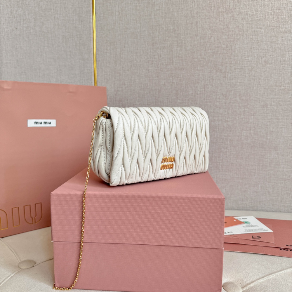 高仿miumiu繆繆*Matelasse系列5BP086單肩包白色免檢版