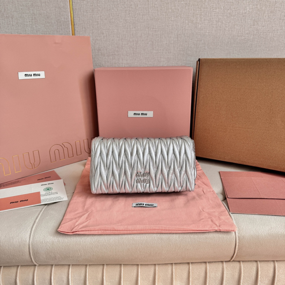 高仿miumiu繆繆*Matelasse系列5BP086單肩包銀色免檢版