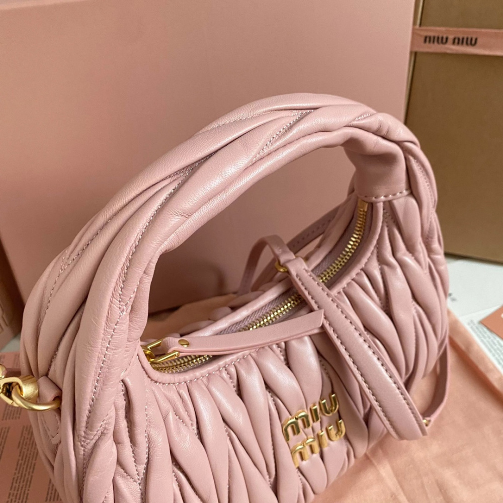 高仿miumiu繆繆*Matelasse系列5BC125手袋淺粉色免檢版