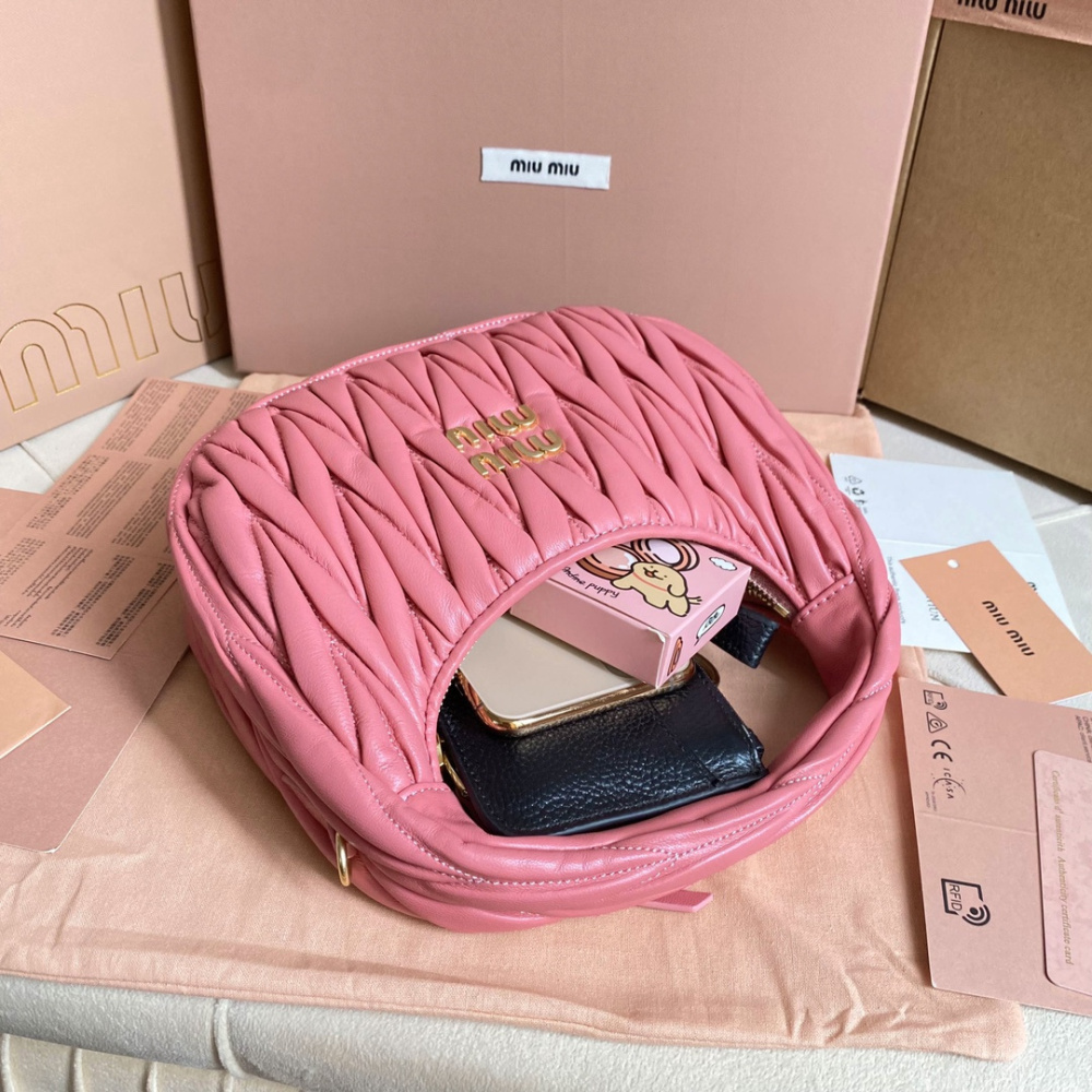 高仿miumiu繆繆*Matelasse系列5BC125手袋海棠粉免檢版